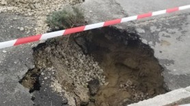 FOTO // Atenție șoferi. În mijlocul unei străzi din Capitală s-a format o groapă imensă